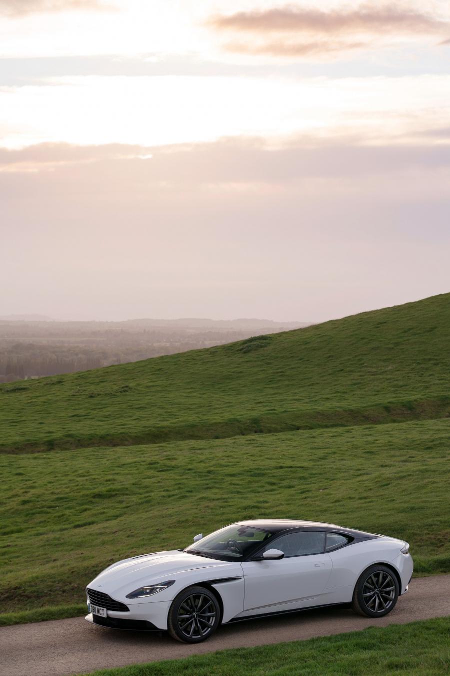 Aston Martin DB11 V8 2017 года  (UK) (фото 21 из 40)